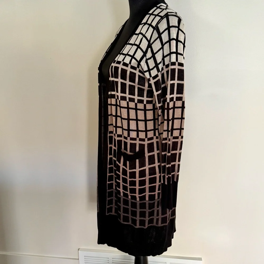 Elegant Black and Beige Grid Pattern Cardigan - Picture 2 of 7